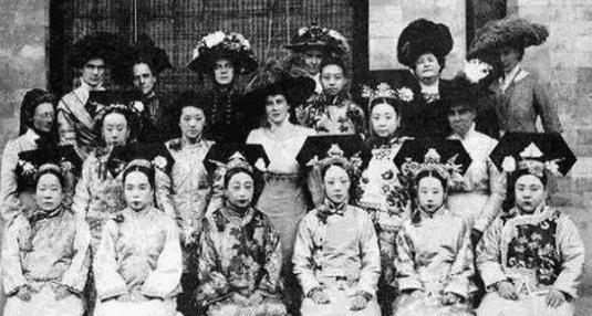 清朝妃子们除了侍奉皇上，她们每天都在干什么