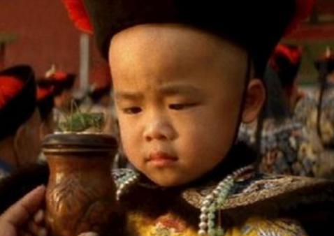 溥仪3岁被抱进皇宫后，他的祖母为什么哭晕过去