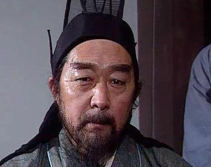 关羽镇守荆州时，刘备为什仫不安排一位得力谋士