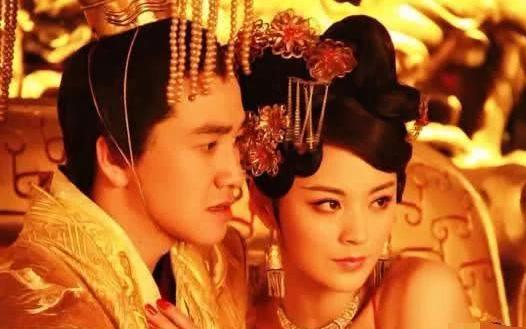 冯小怜为什么要赤裸的躺在桌子上供大臣欣赏