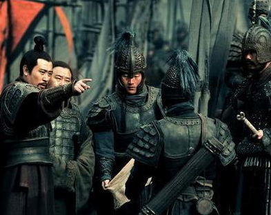 刘备兵败被迫跑路的时候 刘备为什么还要带着十万百姓