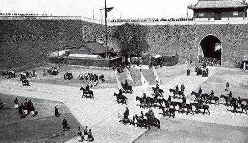 载沣荣华富贵不要，为什么只愿住在一间小房子里