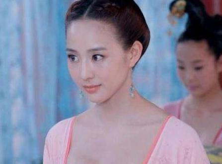 清朝时期的妃子是怎么伺候皇帝睡觉的 得从皇帝脚底爬到被子里去