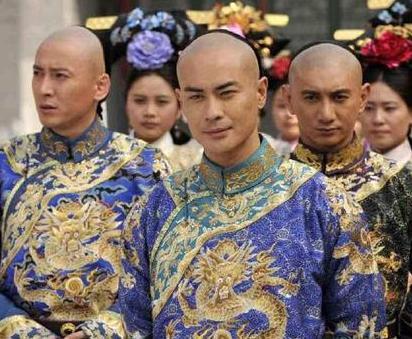 为什么乾隆一登基之后 就急着推翻雍正的政策呢