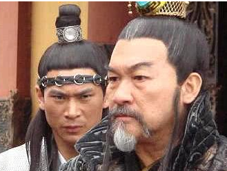 王世充打败李密成功跻身为隋末三大势力的，是如何做到的