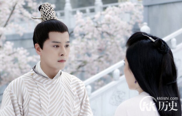 花千骨中为什么霓漫天本来是归于尊上的弟子？