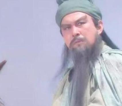 赤壁之战前为什么曹操会不惜一切代价将刘备置于死地呢