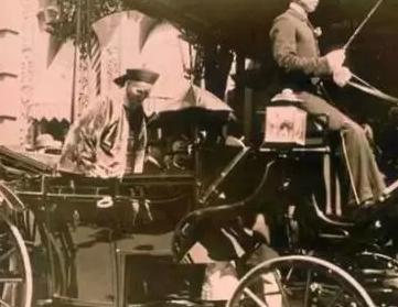 李鸿章造访美国在图书馆前吐了一口痰，结果如何