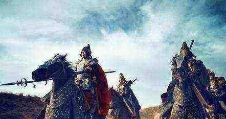 古代将军在打仗的时候 他们身上为什么要挂着披风