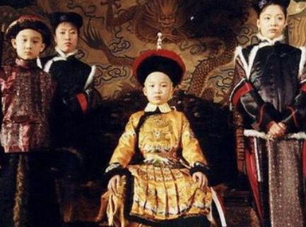 康熙在抓鳌拜的时候 康熙为什么要用一群小孩子