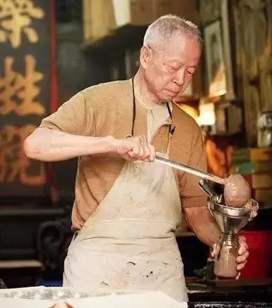 两个百年老品牌,为什么一个享誉世界,另一个却默默消亡