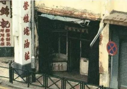 两个百年老品牌,为什么一个享誉世界,另一个却默默消亡