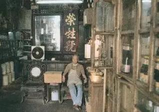 两个百年老品牌,为什么一个享誉世界,另一个却默默消亡