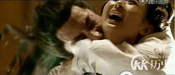 花千骨中的被尊上喝血 为什么会吸花千骨的血？