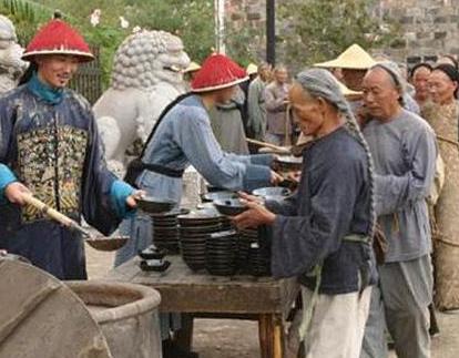 和珅赈灾的时候为什么要往粥里丢沙子 事实证明和珅确实是一个人才