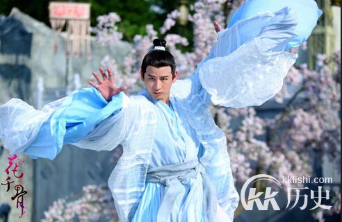 花千骨东华上仙为什么被东方彧卿控制？