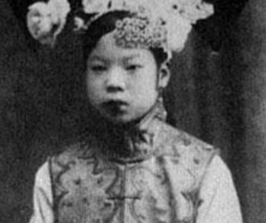 “刀妃”文绣和溥仪离婚拿了五万五千块钱,文绣最后怎么样了