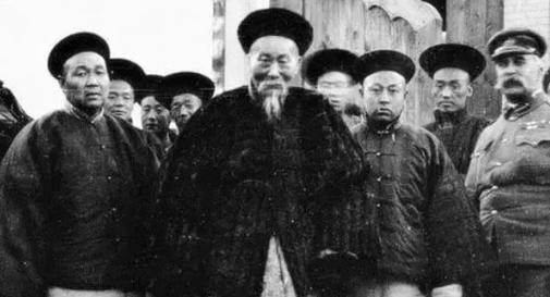 此人很矛盾，为什么有人说他“卖国贼”，有人说他“爱国者”呢