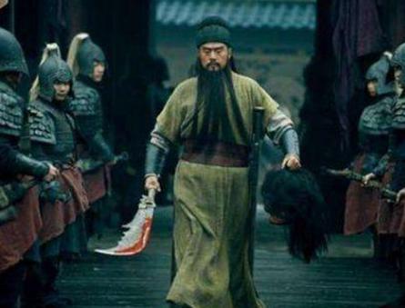 潘璋明明用不了青龙偃月刀为什么还要把它带在身边