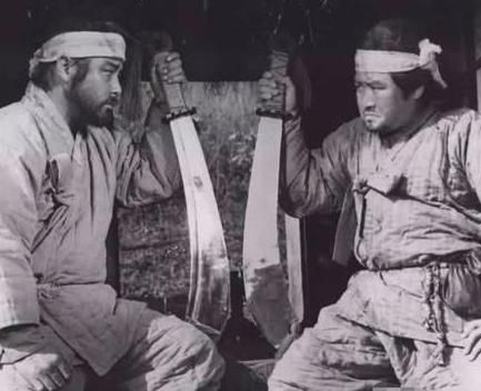 古代刽子手行刑前为什么要向刀上喷一口酒呢 这酒到底有什么作用呢