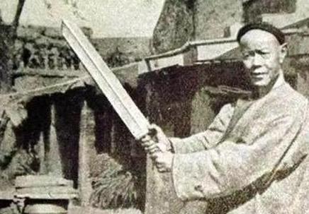 古代刽子手行刑前为什么要向刀上喷一口酒呢 这酒到底有什么作用呢