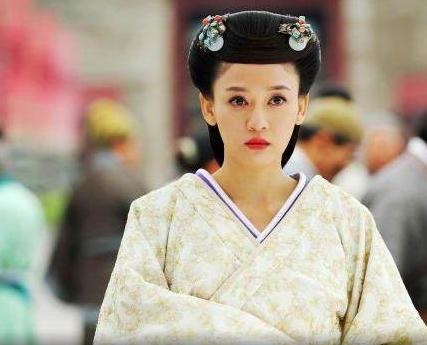 徐昭佩画了半面妆后，皇帝为什么会生气