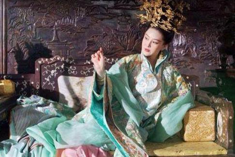 徐昭佩画了半面妆后，皇帝为什么会生气