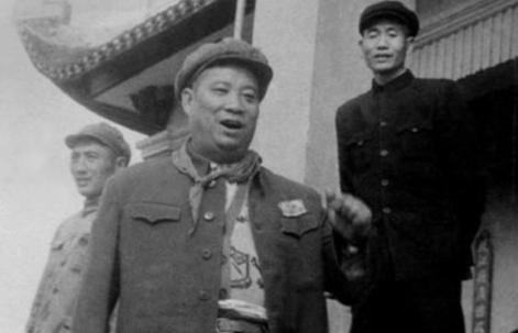 贺炳炎为什么不用敬礼
