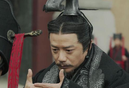 吕不韦本是卫国巨贾，为什么要弃商从政帮助嬴异人呢