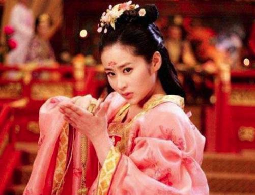 她本来贵为皇后,先皇去世后被皇帝纳入后宫。世人怎么看