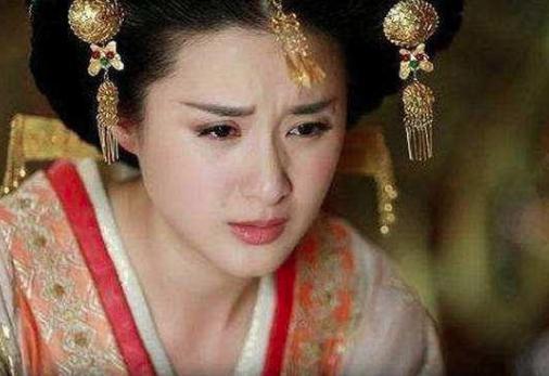 她本来贵为皇后,先皇去世后被皇帝纳入后宫。世人怎么看