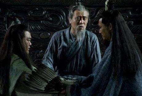 诸葛亮带甲士入殿为什么会成为权臣