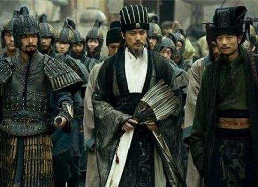 诸葛亮带甲士入殿为什么会成为权臣