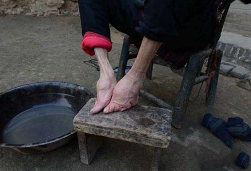 清朝女子为什么要裹脚