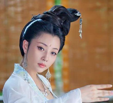赵匡胤亲自给妃子戴花后，为什么又马上抽出了佩刀