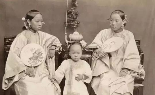 建国后婚姻法确立，曾经的三妻四妾怎么办