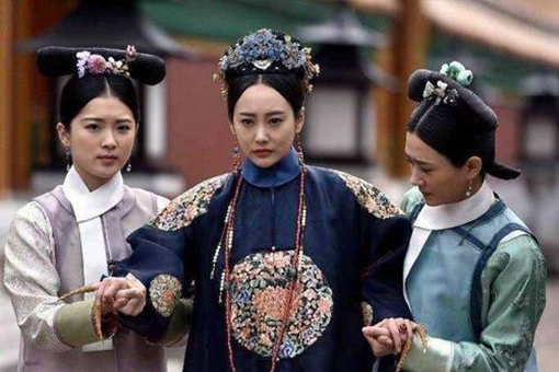 清宫的娘娘走路要人扶着是为什么