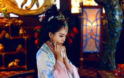 曹操派人将貂蝉送到关于府上 为什么第二天她就上吊了呢
