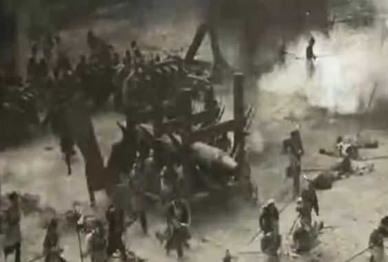 第一个爬云梯的士兵九死一生，到底是怎么想的呢