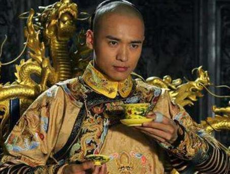 皇太极死后为什么不是别人登基 而是只有六岁的顺治当皇帝呢