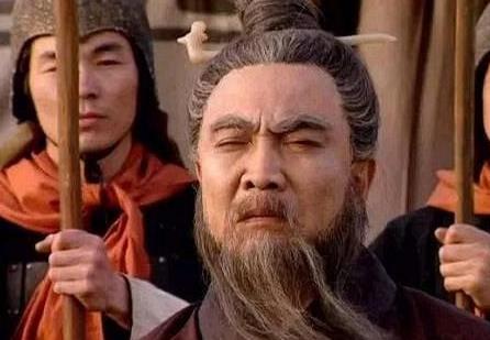 曹操杀吕布时为什么别人都没有问 却选择偏偏问刘备呢