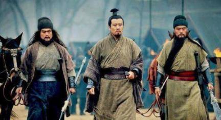 曹操给关羽封侯送马送美女,为什么关羽还一心想着刘备