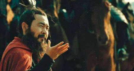 曹操给关羽封侯送马送美女,为什么关羽还一心想着刘备