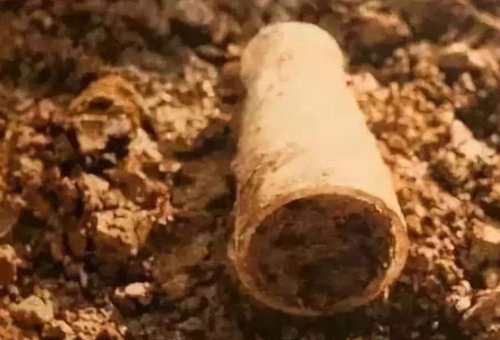 为什么战国墓葬会有现代玻璃杯?