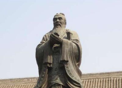 孔子的墓碑上到底写着什么 为什么康熙看了之后不愿祭拜下跪呢