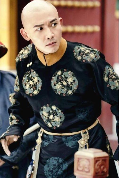 清朝入关以后,男性贵族的腰带上为什么要挂很多物件