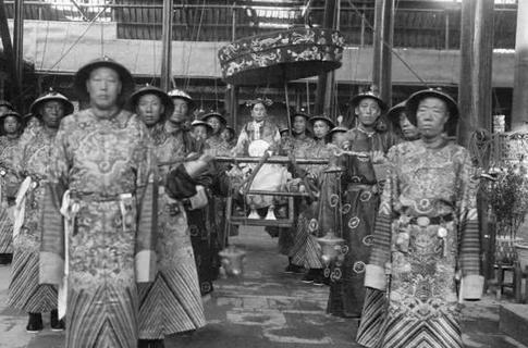 与明治天皇相比，慈禧太后差在哪里呢