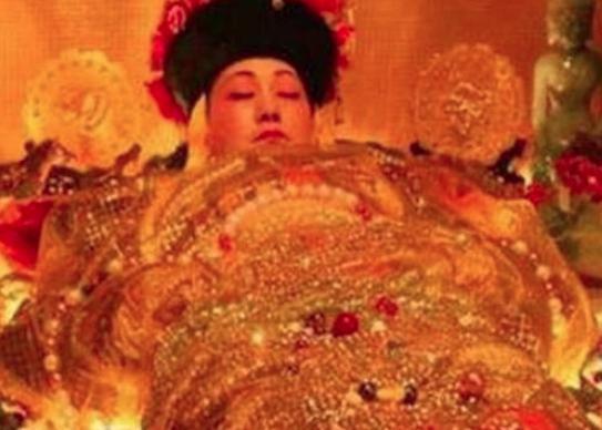令妃统领后宫10年,乾隆为什么没有立她为后