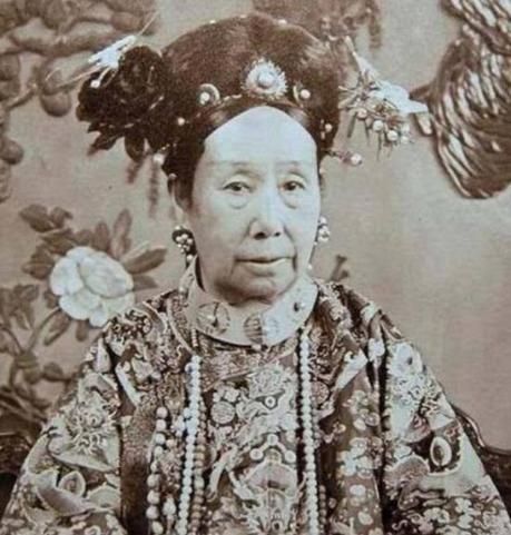 珍妃井七八岁小孩都掉不进去，珍妃为什么很容易就掉进去了