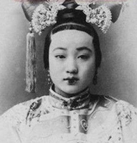 珍妃井七八岁小孩都掉不进去，珍妃为什么很容易就掉进去了
